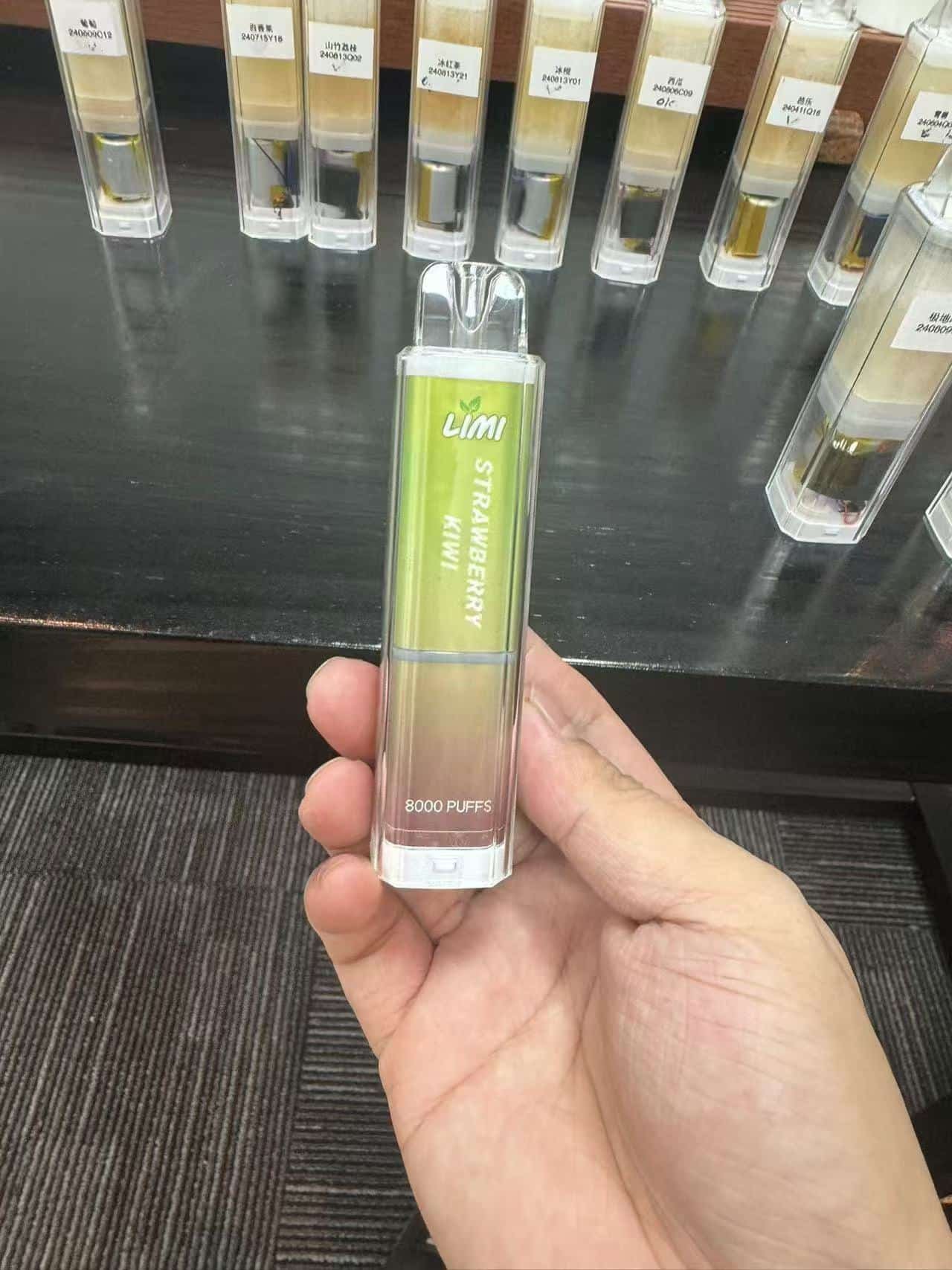 LIMI 8000 口發光拋棄式電子菸推薦|16 款口味|台灣現貨 1 LIMI 8000 口發光拋棄式電子菸 細節特寫